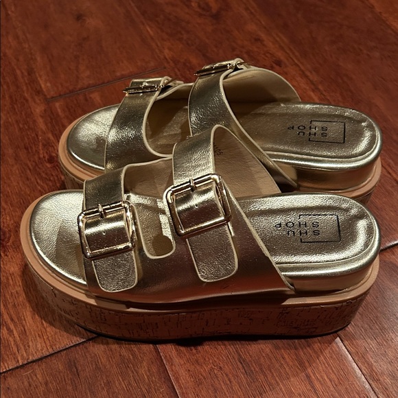 Shu Shop Gold Sandals. - Picture 1 of 5